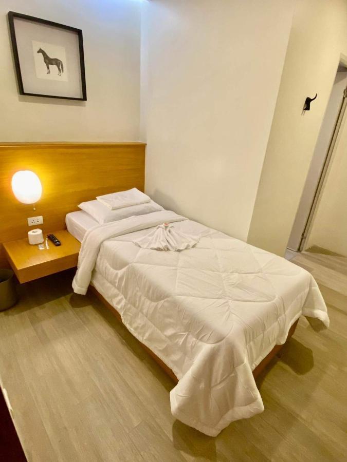 Aurora Suites Pasay Exterior photo
